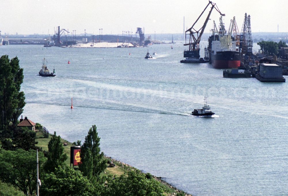 GDR photo archive: Rostock - Overseas port on the Warnow river in Rostock in the state Mecklenburg-Western Pomerania on the territory of the former GDR, German Democratic Republic