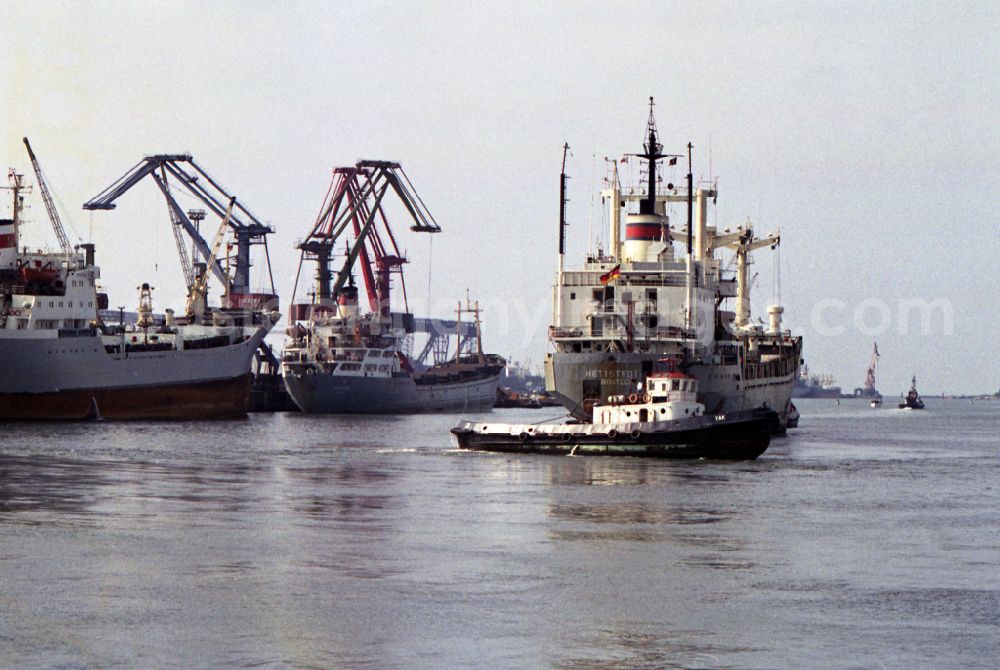 GDR picture archive: Rostock - Overseas port on the Warnow river in Rostock in the state Mecklenburg-Western Pomerania on the territory of the former GDR, German Democratic Republic