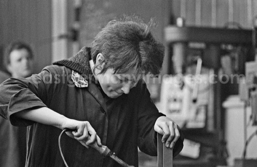 Berlin: Practical training in an electromechanic - apprenticeship training class in the teaching cabinet of the vocational school of the VEB Elektro-Apparate-Werke in the district of Treptow in Berlin East Berlin on the territory of the former GDR, German Democratic Republic