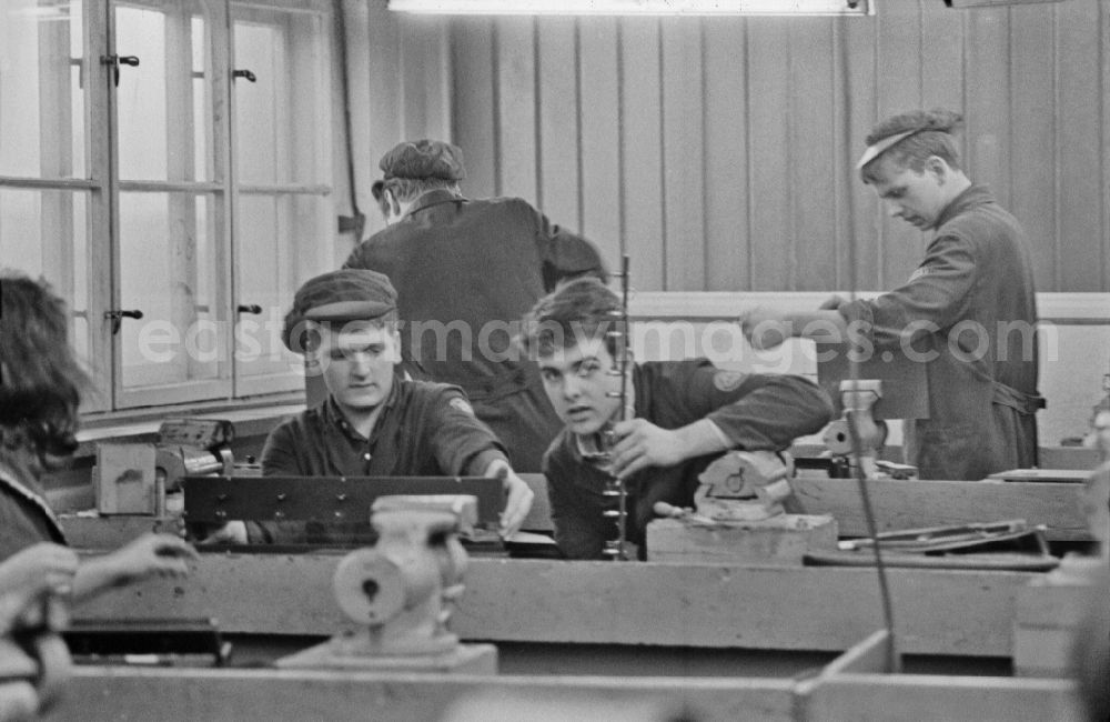GDR image archive: Berlin - Practical training in an electromechanic - apprenticeship training class in the teaching cabinet of the vocational school of the VEB Elektro-Apparate-Werke in the district of Treptow in Berlin East Berlin on the territory of the former GDR, German Democratic Republic