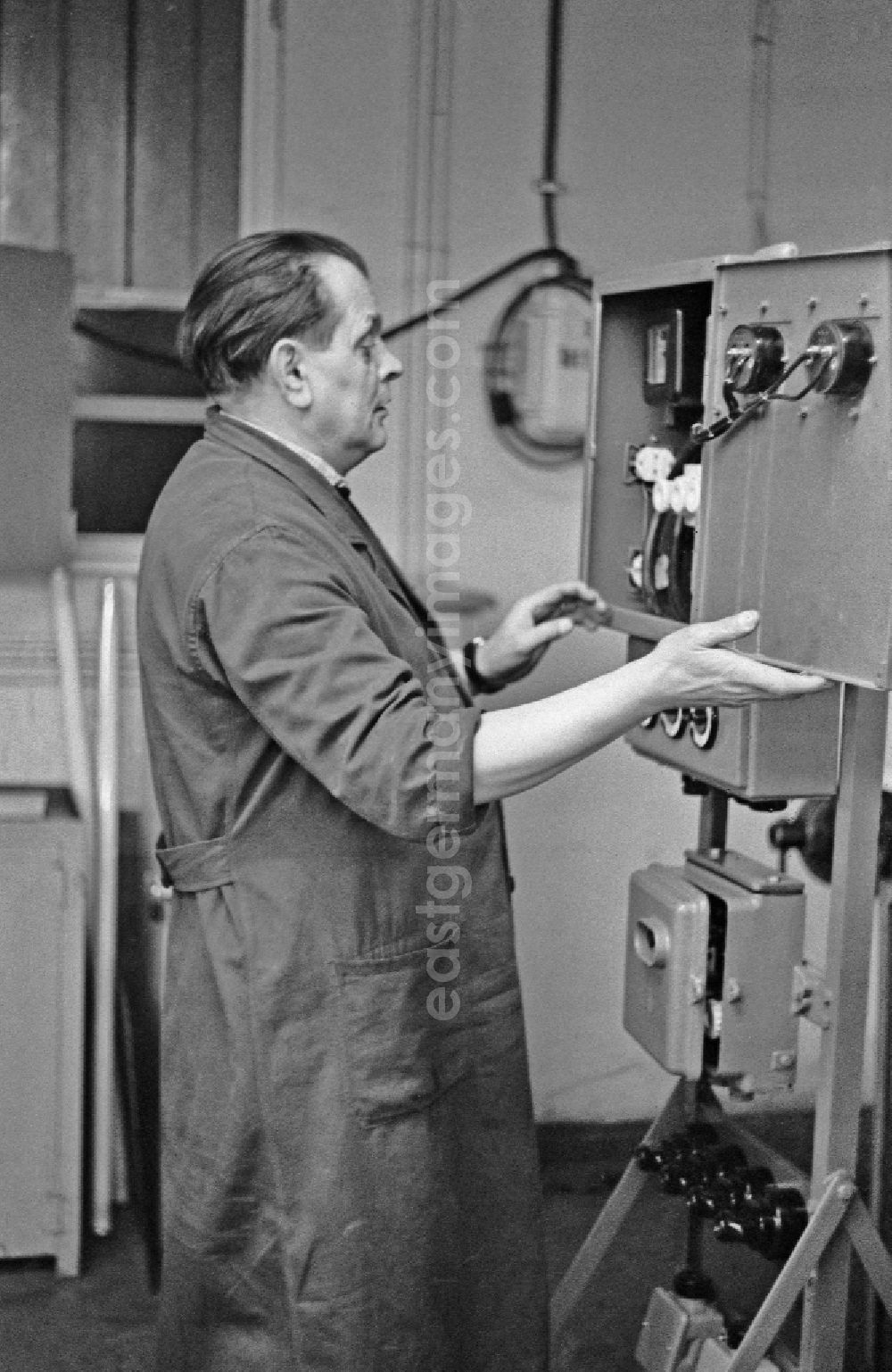 GDR image archive: Berlin - Practical training in an electromechanic - apprenticeship training class in the teaching cabinet of the vocational school of the VEB Elektro-Apparate-Werke in the district of Treptow in Berlin East Berlin on the territory of the former GDR, German Democratic Republic
