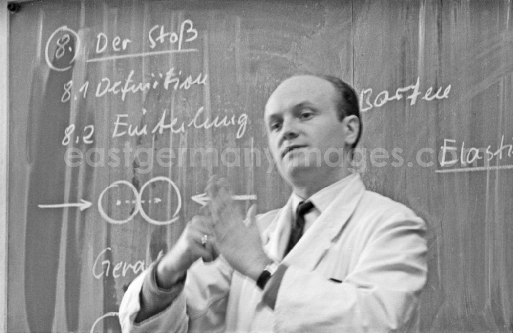 GDR photo archive: Berlin - Physics teacher in front of an electromechanic - apprenticeship class in the vocational school of the VEB Elektro-Apparate-Werke in the district of Treptow in Berlin East Berlin on the territory of the former GDR, German Democratic Republic