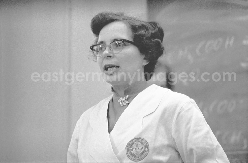 GDR photo archive: Berlin - Chemistry teacher in front of an electromechanic - apprenticeship class in the vocational school of the VEB Elektro-Apparate-Werke in the district of Treptow in Berlin East Berlin on the territory of the former GDR, German Democratic Republic