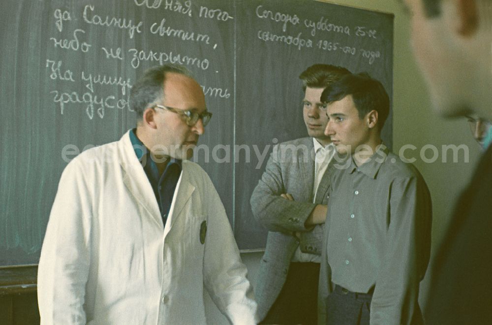 GDR picture archive: Berlin - Russian - Lessons in an electromechanic - apprenticeship training class in the vocational school of the VEB Elektro-Apparate-Werke in the district of Treptow in Berlin East Berlin on the territory of the former GDR, German Democratic Republic