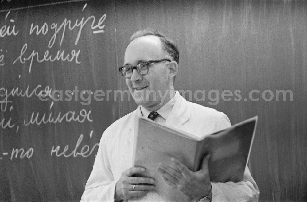 Berlin: Russian - Lessons in an electromechanic - apprenticeship training class in the vocational school of the VEB Elektro-Apparate-Werke in the district of Treptow in Berlin East Berlin on the territory of the former GDR, German Democratic Republic
