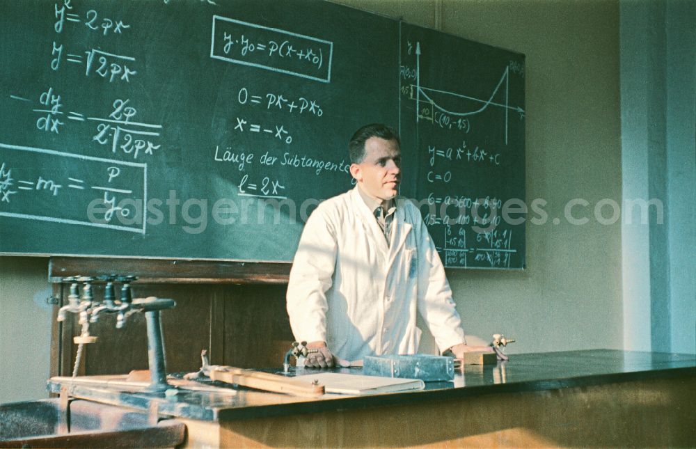 GDR picture archive: Berlin - Mathematics lessons in an electromechanical - apprenticeship class in the teaching cabinet of the vocational school of the VEB Elektro-Apparate-Werke in the district of Treptow in Berlin East Berlin on the territory of the former GDR, German Democratic Republic