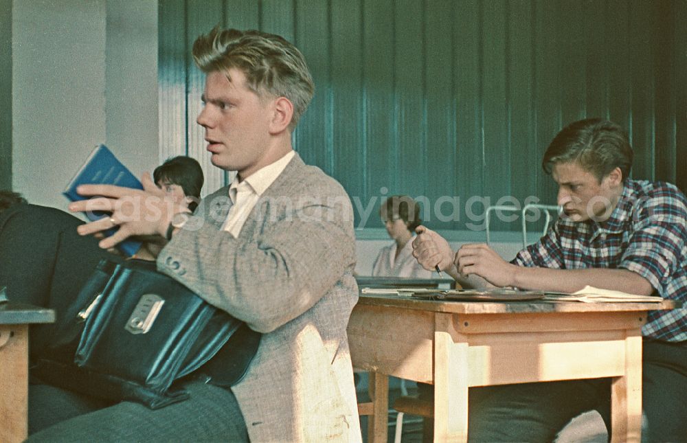 Berlin: Mathematics lessons in an electromechanical - apprenticeship class in the teaching cabinet of the vocational school of the VEB Elektro-Apparate-Werke in the district of Treptow in Berlin East Berlin on the territory of the former GDR, German Democratic Republic