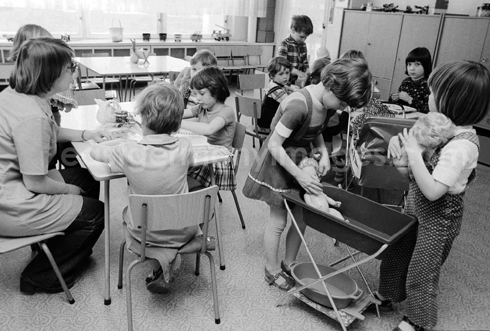 GDR photo archive: Berlin - Employment, playing time in the kindergarten in Berlin, the former capital of the GDR, German democratic republic