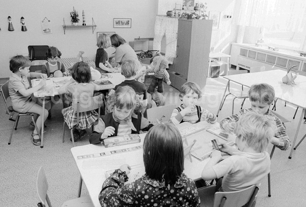 GDR picture archive: Berlin - Employment, playing time in the kindergarten in Berlin, the former capital of the GDR, German democratic republic