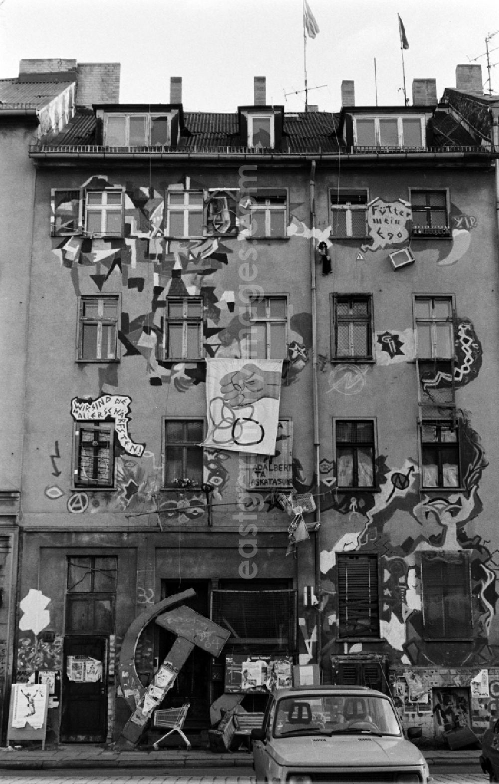 GDR picture archive: Berlin - The occupied house in the Adalbertstrasse in Berlin - Mitte, the former capital of the GDR, German Democratic Republic