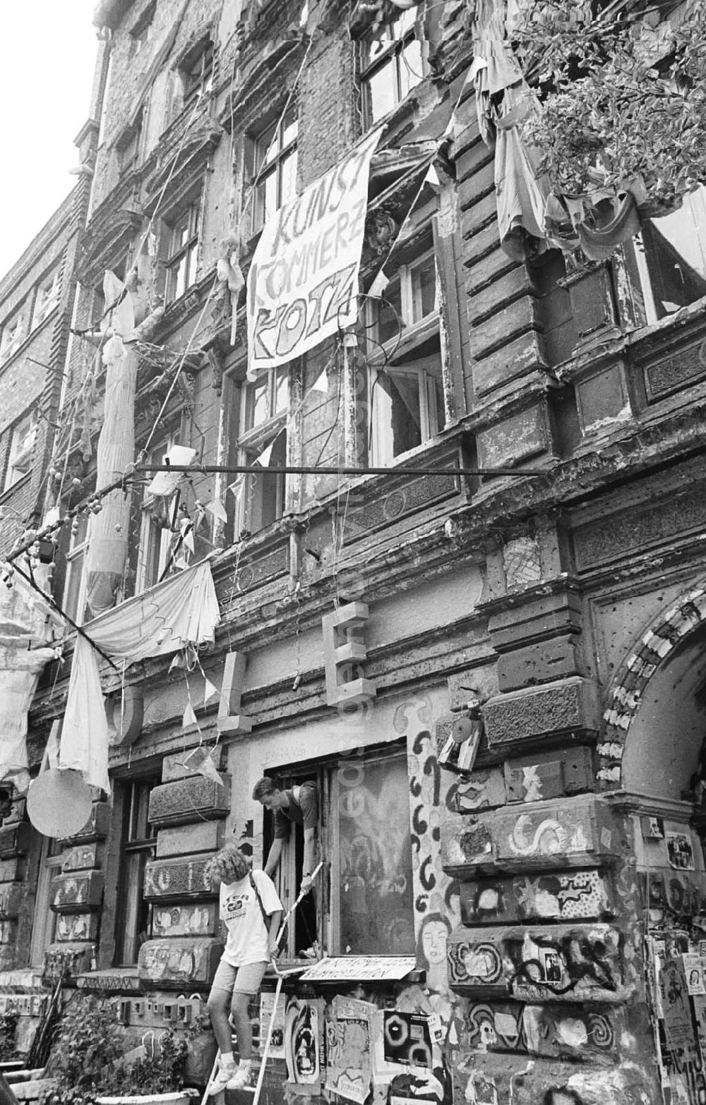 GDR picture archive: Berlin / Mitte - 16.06.92 besetztes Haus in der Auguststraße 1