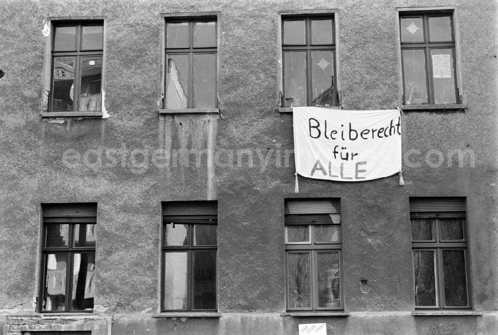 GDR image archive: Berlin - A sheet with the slogan Right to stay for all hangs on a window at an occupied house in Berlin - Mitte, the former capital of the GDR, German Democratic Republic