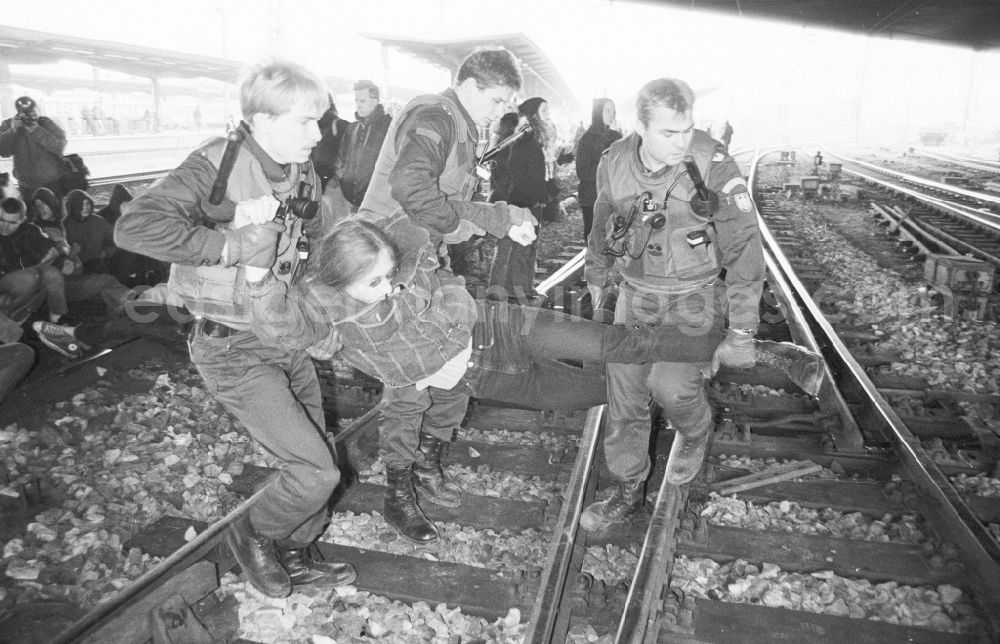 GDR image archive: Berlin - Occupation of the Berlin-Lichtenberg station by demonstrators or conscientious objectors with subsequent eviction by the Federal Border Police BGS