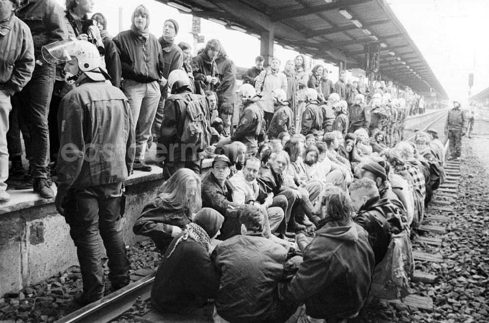 GDR photo archive: Berlin - Occupation of the Berlin-Lichtenberg station by demonstrators or conscientious objectors with subsequent eviction by the Federal Border Police BGS