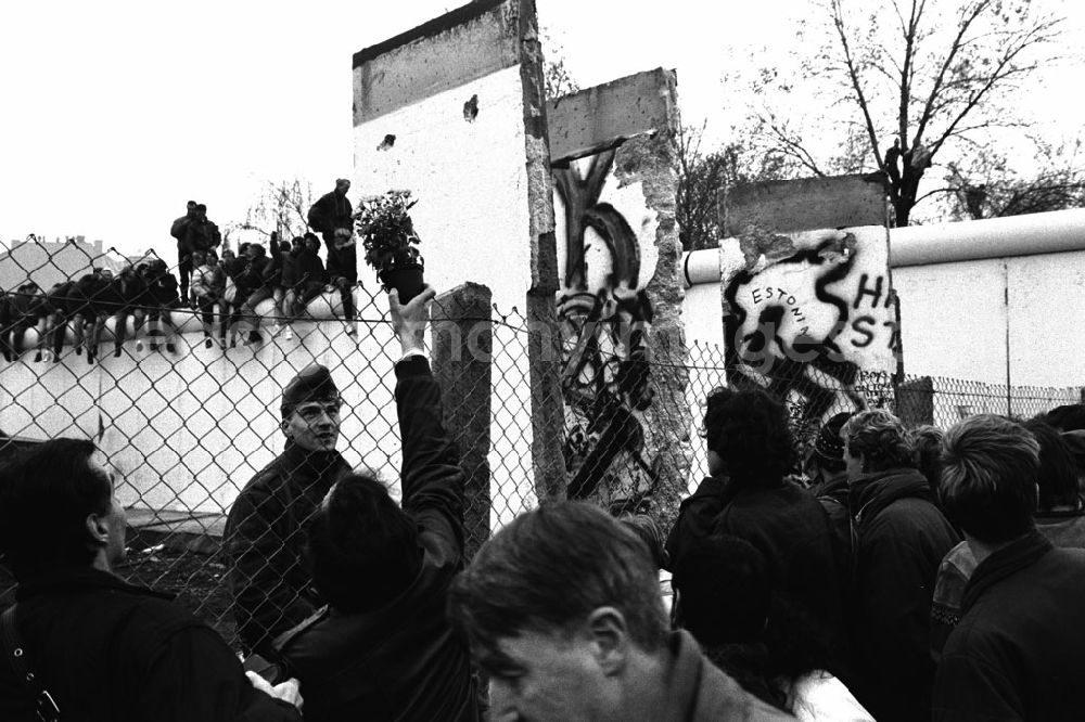 GDR picture archive: Berlin / Mitte - Besetzung der Grenzanlagen am Potsdammer Platz Berlin-Mitte Oktober 1989