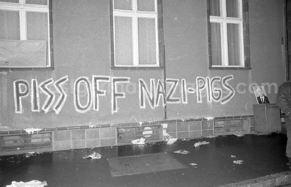 GDR picture archive: Berlin - Scenes of the storming and squatting of the MfS - Central Ministry for State Security on Normannenstrasse in the district of Lichtenberg in Berlin East Berlin on the territory of the former GDR, German Democratic Republic