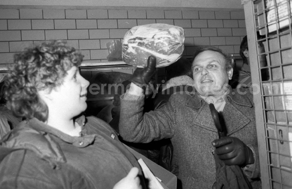 GDR image archive: Berlin - Scenes of the storming and squatting of the MfS - Central Ministry for State Security on Normannenstrasse in the district of Lichtenberg in Berlin East Berlin on the territory of the former GDR, German Democratic Republic