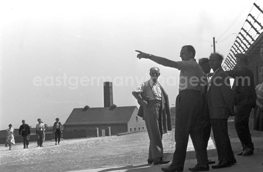 Buchenwald: Besucher bei einer Besichtigung des ehemaligen Konzentrationslagers Buchenwald, das 1958 als Nationale Mahn- und Gedenkstätte eingeweiht worden war. Im Hintergrund das Krematorium.
