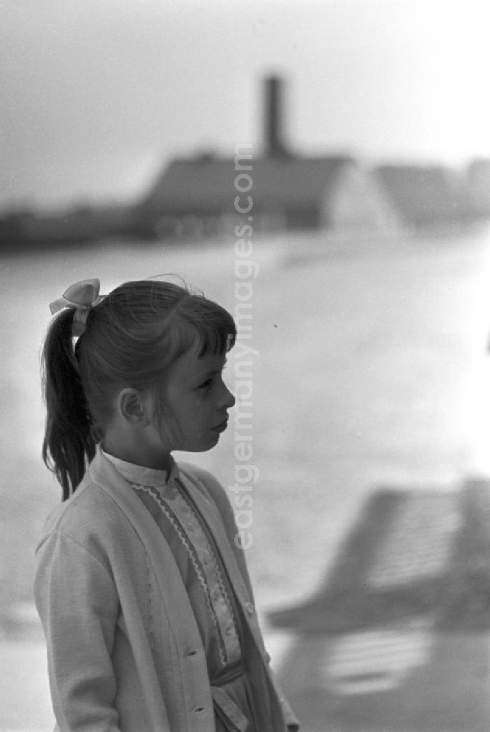 GDR image archive: Buchenwald - Ein Mädchen bei einer Besichtigung des ehemaligen Konzentrationslagers Buchenwald, das 1958 als Nationale Mahn- und Gedenkstätte eingeweiht worden war. Im Hintergrund das Krematorium.