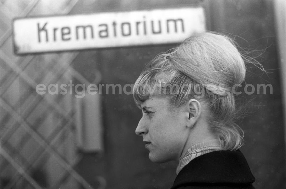 GDR picture archive: Buchenwald - Eine junge Frau besichtigt das Krematorium des ehemaligen Konzentrationslagers Buchenwald, das 1958 als Nationale Mahn- und Gedenkstätte eingeweiht worden war.