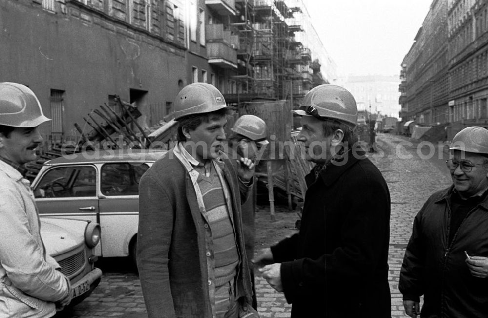 GDR image archive: Berlin-Prenzlauer Berg - Besuch des Bauministers im Reko-Gebiet Prenzlauer Berg / Husemannstraße 28.11.89
