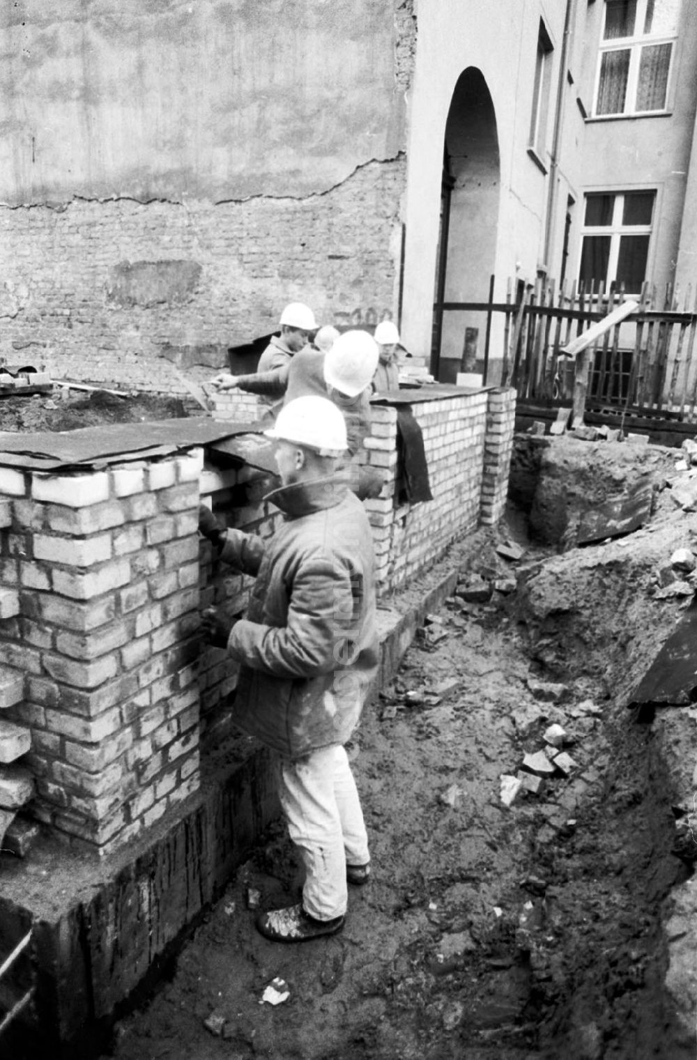 GDR picture archive: Berlin-Prenzlauer Berg - Besuch des Bauministers im Reko-Gebiet Prenzlauer Berg / Husemannstraße 28.11.89
