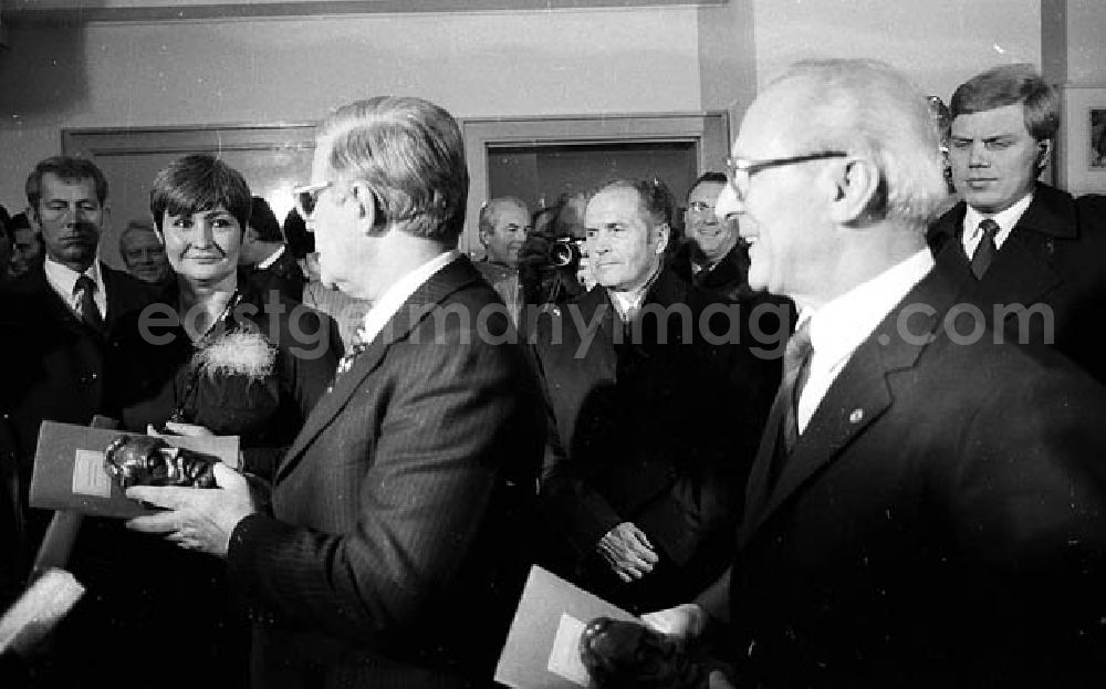 GDR picture archive: Güstrow (Mecklenburg-Vorpommern) - Besuch von Bundeskanzler Helmut Schmidt in der DDR. Besichtigung der Barlach Gedenkstätte in Güstrow (Mecklenburg-Vorpommern) von Erich Honecker und Helmut Schmidt.