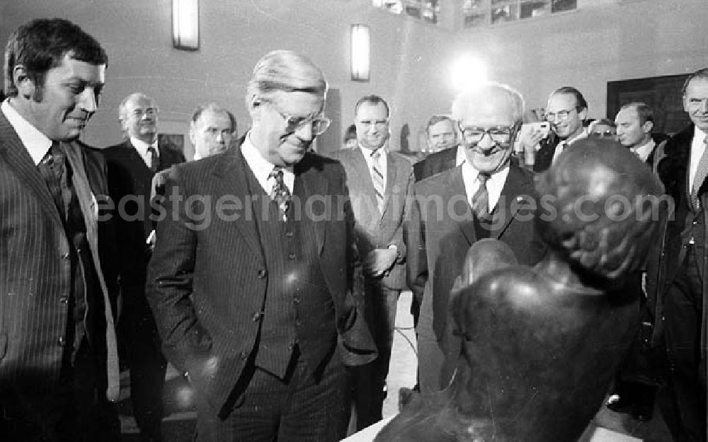 GDR image archive: Güstrow (Mecklenburg-Vorpommern) - Besuch von Bundeskanzler Helmut Schmidt in der DDR. Besichtigung der Barlach Gedenkstätte in Güstrow (Mecklenburg-Vorpommern) von Erich Honecker und Helmut Schmidt.