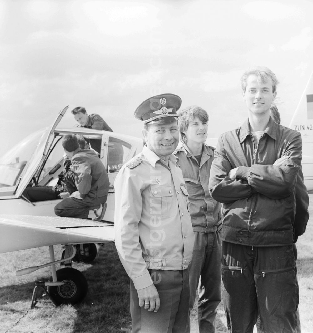 GDR image archive: Jahnsdorf - Visit the flyer cosmonaut Colonel Eberhard Koellner in the flying school of the GST in Trebbin - Schoenhagen in today's state of Brandenburg