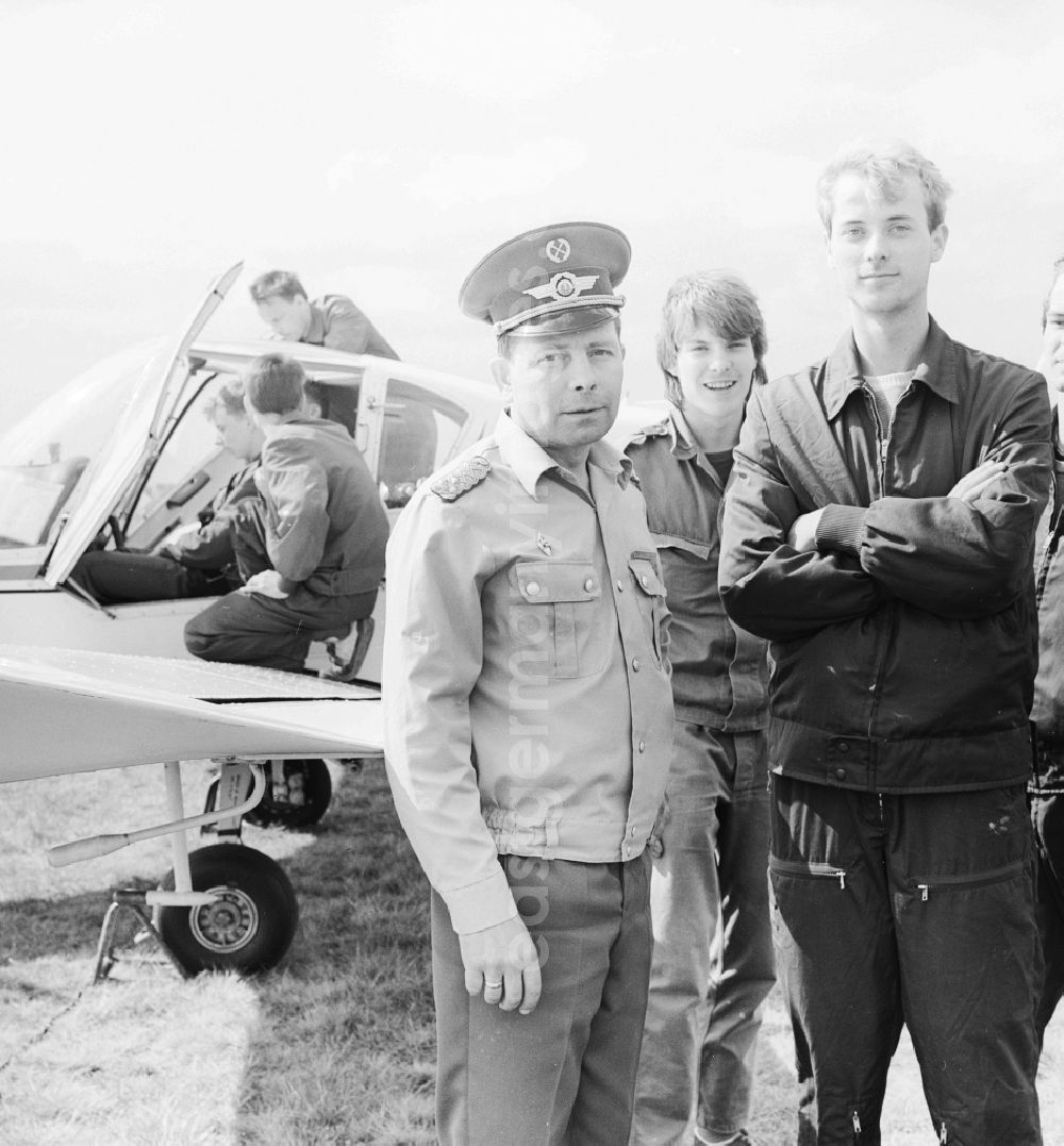 GDR photo archive: Jahnsdorf - Visit the flyer cosmonaut Colonel Eberhard Koellner in the flying school of the GST in Trebbin - Schoenhagen in today's state of Brandenburg