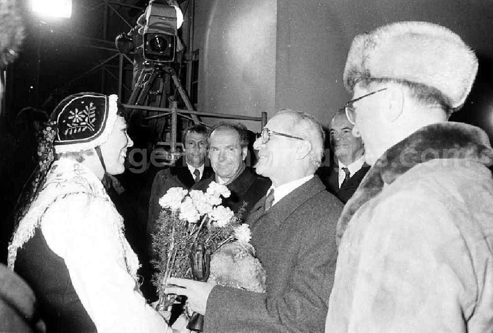 GDR photo archive: Güstrow / Mecklenburg-Vorpommern - Besuch von Helmut Schmidt (Bundeskanzler der BRD) zu Gast in Güstrow (Mecklenburg-Vorpommern), Erich Honecker bekommt Blumen überreicht.