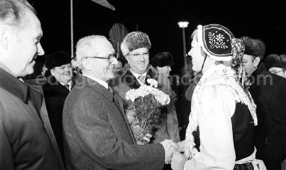 GDR image archive: Güstrow (Mecklenburg-Vorpommern) - Besuch von Helmut Schmidt (Bundeskanzler der BRD) zu Gast in Güstrow (Mecklenburg-Vorpommern), Erich Honecker bekommt Blumen überreicht.