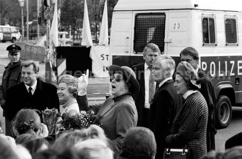 GDR image archive: Berlin-Mitte - Besuch der Königin Elisabeth II. (Queen Elisabeth II.) des Vereinigten Königreich von Großbritannien und Nordirland in Berlin. Königin Elisabeth II. steht zusammen mit Delegierten.