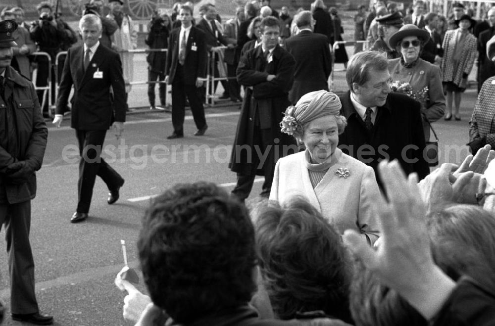 GDR photo archive: Berlin-Mitte - Besuch der Königin Elisabeth II. (Queen Elisabeth II.) des Vereinigten Königreich von Großbritannien und Nordirland in Berlin. Königin Elisabeth II. geht an Passanten / Menschen / Schaulustigen vorbei und lächelt dabei.