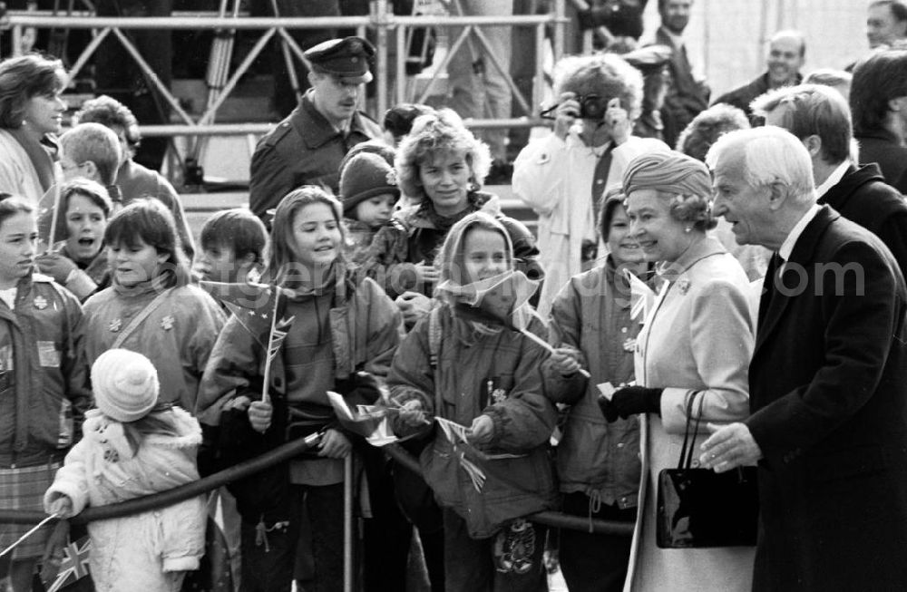 GDR picture archive: Berlin-Mitte - Besuch der Königin Elisabeth II. (Queen Elisabeth II.) des Vereinigten Königreich von Großbritannien und Nordirland in Berlin. Königin Elisabeth II. geht an Passanten / Menschen / Schaulustigen vorbei und lächelt dabei.
