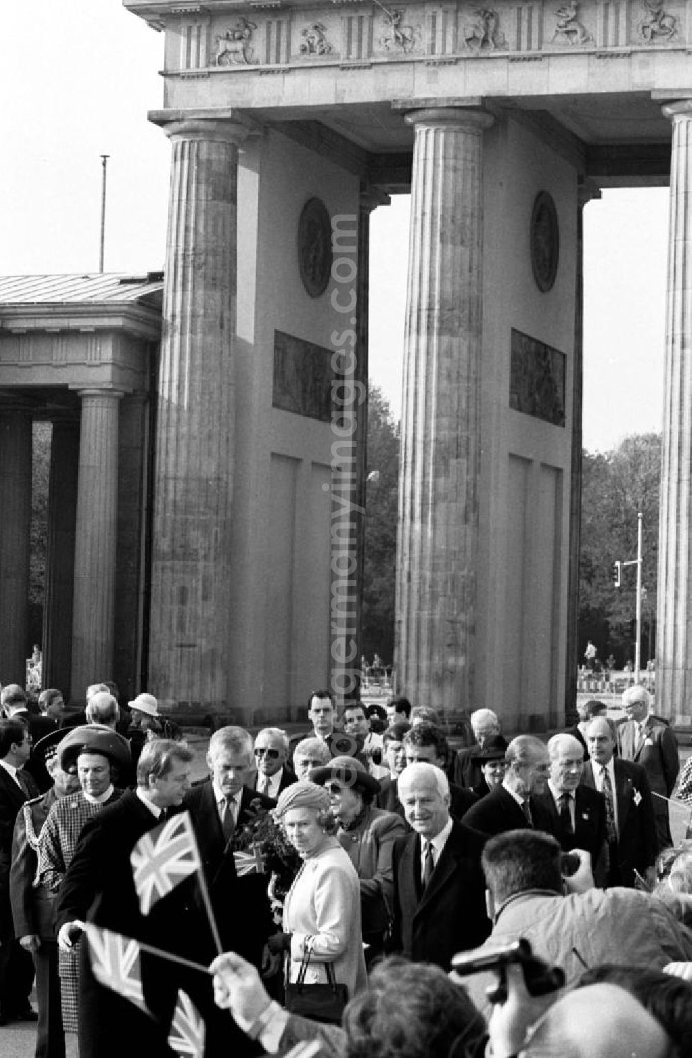 Berlin-Mitte: Besuch der Königin Elisabeth II. (Queen Elisabeth II.) des Vereinigten Königreich von Großbritannien und Nordirland in Berlin. Königin Elisabeth II. steht zusammen mit Delegierten, unter anderem ist Prinz Philip im Hintergrund, vor dem Brandenburger Tor.