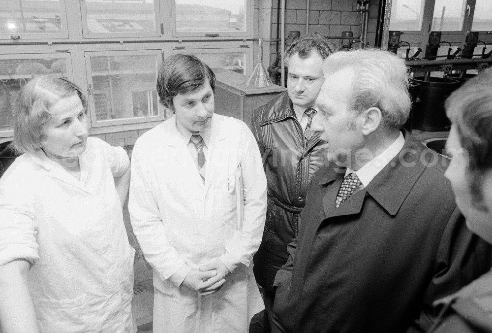 GDR image archive: Berlin - Visit of Konrad Naumann (1928-1992) in Berlin VEB chemistry in Berlin, the former capital of the GDR, German democratic republic. He visits the new distillation arrangement for the insulin production