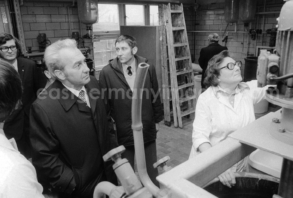 GDR picture archive: Berlin - Visit of Konrad Naumann (1928-1992) in Berlin VEB chemistry in Berlin, the former capital of the GDR, German democratic republic. He visits the new distillation arrangement for the insulin production