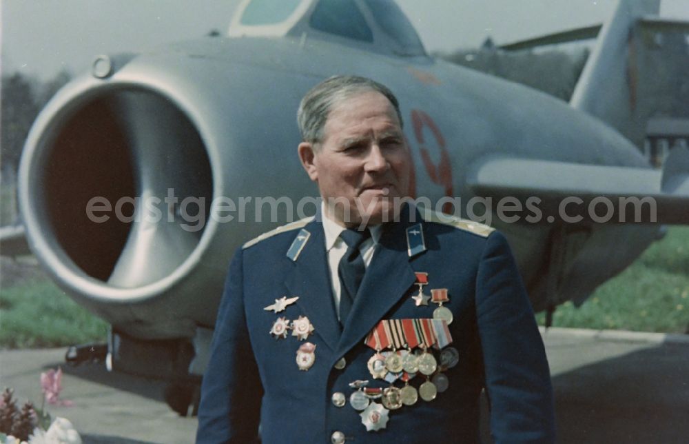 GDR picture archive: Karlshagen - Colonel Mikhail Petrovich Dewjatajew with members of the LSK air force stationed on the island - air defense and the People's Navy and officers of the GSSD Group of Soviet Forces in Germany in front of a Mikoyan-Gurevich MiG-15 0