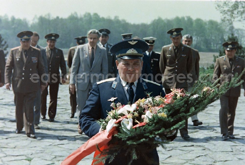 Karlshagen: Meeting of army members of the NVA National People's Army with members of the GSSD group of the Soviet armed forces in Germany on the occasion of Colonel Mikhail Petrovich Dewjatajew's visit to the memorial for Opin Karlshagen in the state of Mecklenburg-Western Pomerania on the territory of the former GDR, German Democratic Republic