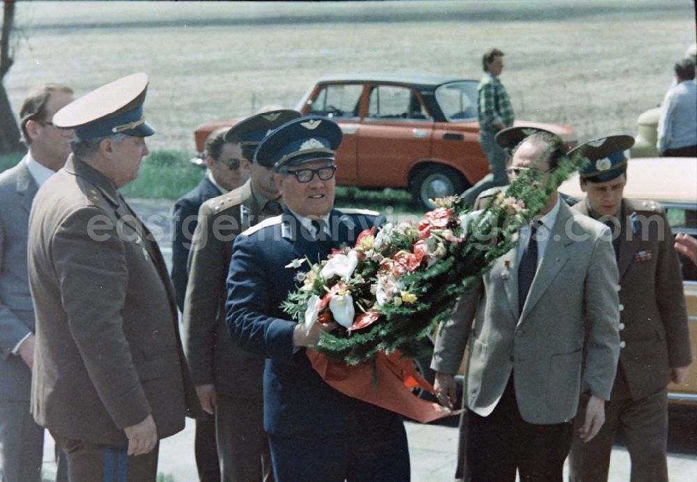 GDR photo archive: Karlshagen - Meeting of army members of the NVA National People's Army with members of the GSSD group of the Soviet armed forces in Germany on the occasion of the visit of Colonel Mikhail Petrovich Dewjatajew with members of the LSK Air Force - Air Defense and the People's Navy stationed on the island at the memorial for the victims of the Army test site Peenemuende in Karlshagen in the state of Mecklenburg-Western Pomerania on the territory of the former GDR, German Democratic Republic