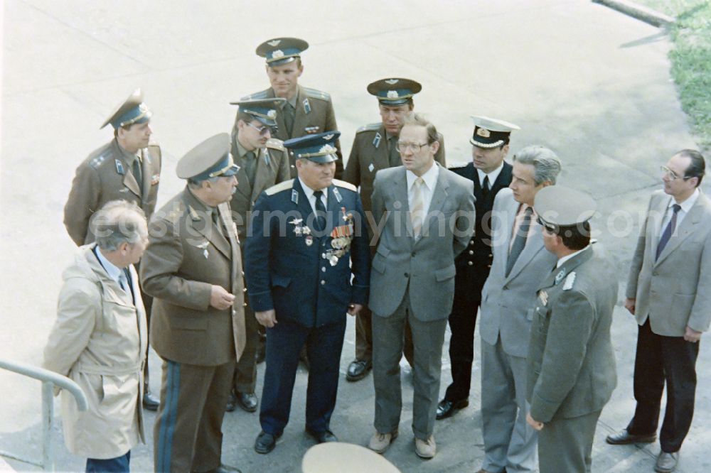 GDR picture archive: Karlshagen - Meeting of army members of the NVA National People's Army with members of the GSSD group of the Soviet armed forces in Germany on the occasion of the visit of Colonel Mikhail Petrovich Dewjatajew with members of the LSK Air Force - Air Defense and the People's Navy stationed on the island at the memorial for the victims of the Army test site Peenemuende in Karlshagen in the state of Mecklenburg-Western Pomerania on the territory of the former GDR, German Democratic Republic