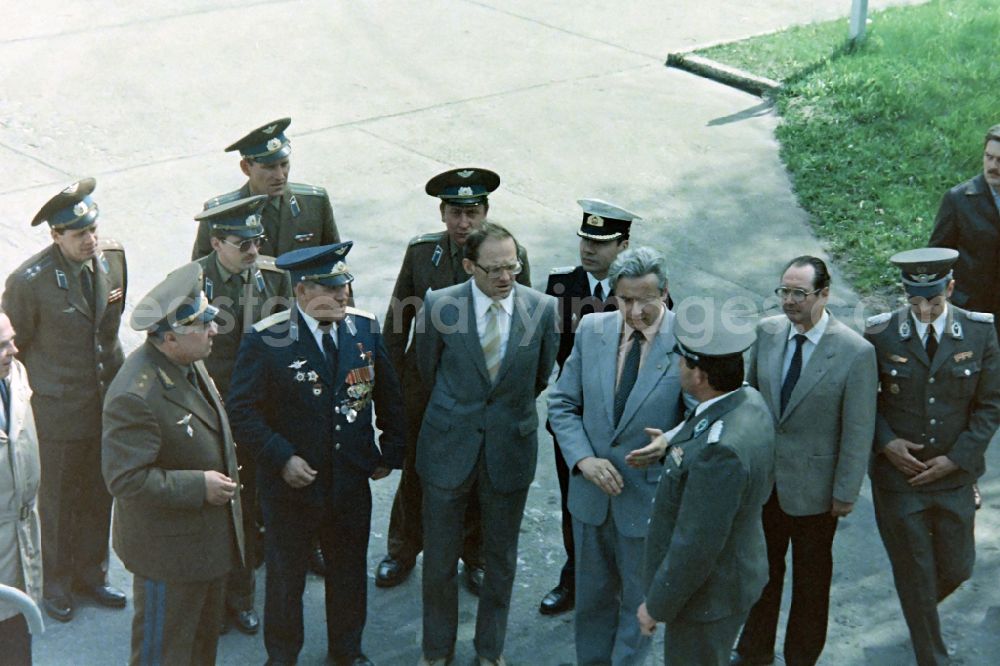 Karlshagen: Meeting of army members of the NVA National People's Army with members of the GSSD group of the Soviet armed forces in Germany on the occasion of the visit of Colonel Mikhail Petrovich Dewjatajew with members of the LSK Air Force - Air Defense and the People's Navy stationed on the island at the memorial for the victims of the Army test site Peenemuende in Karlshagen in the state of Mecklenburg-Western Pomerania on the territory of the former GDR, German Democratic Republic