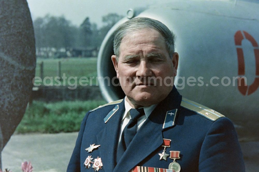 GDR image archive: Karlshagen - Colonel Mikhail Petrovich Dewjatajew with members of the LSK air force stationed on the island - air defense and the People's Navy and officers of the GSSD Group of Soviet Forces in Germany in front of a Mikoyan-Gurevich MiG-15 at the grove of honor of the NVA - office in Karlshagen in the state of Mecklenburg- Western Pomerania on the territory of the former GDR, German Democratic Republic