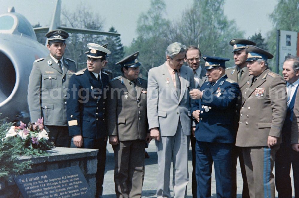 GDR photo archive: Karlshagen - Colonel Mikhail Petrovich Dewjatajew with members of the LSK air force stationed on the island - air defense and the People's Navy and officers of the GSSD Group of Soviet Forces in Germany at the grove of honor of the NVA - office in Karlshagen in the state of Mecklenburg-Western Pomerania on the territory of the former GDR, German Democratic Republic