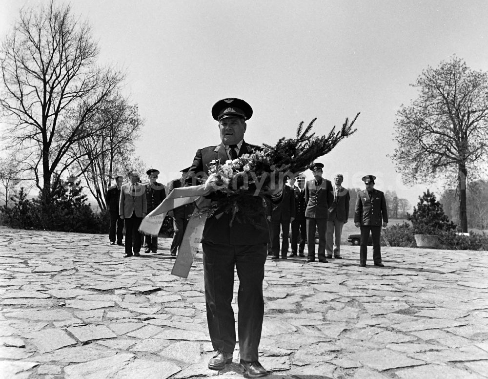 Karlshagen: Meeting of army members of the NVA National People's Army with members of the GSSD group of the Soviet armed forces in Germany on the occasion of the visit of Colonel Mikhail Petrovich Dewjatajew with members of the LSK Air Force - Air Defense and the People's Navy stationed on the island at the memorial for the victims of the Army test site Peenemuende in Karlshagen in the state of Mecklenburg-Western Pomerania on the territory of the former GDR, German Democratic Republic