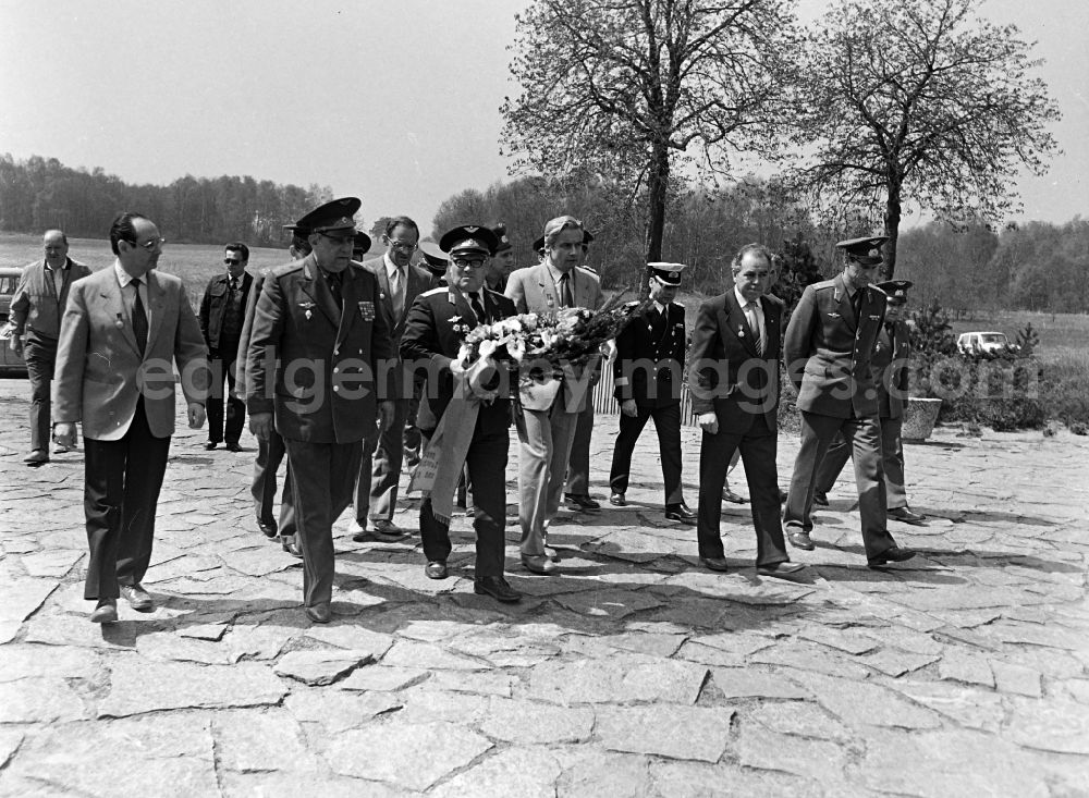 GDR image archive: Karlshagen - Meeting of army members of the NVA National People's Army with members of the GSSD group of the Soviet armed forces in Germany on the occasion of the visit of Colonel Mikhail Petrovich Dewjatajew with members of the LSK Air Force - Air Defense and the People's Navy stationed on the island at the memorial for the victims of the Army test site Peenemuende in Karlshagen in the state of Mecklenburg-Western Pomerania on the territory of the former GDR, German Democratic Republic