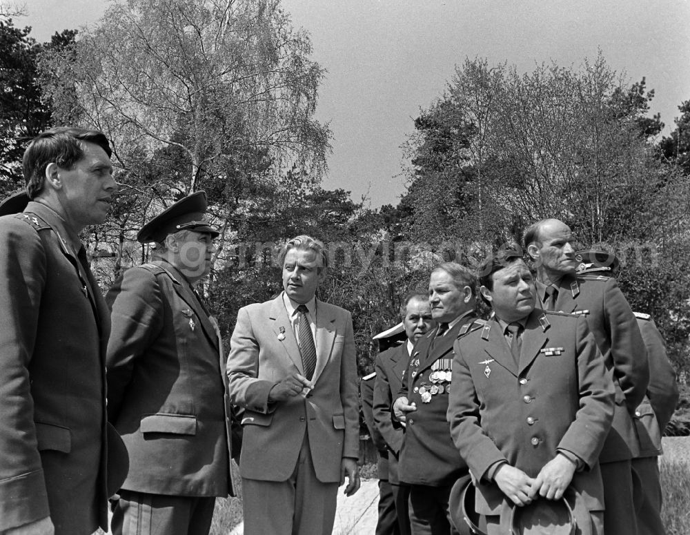 GDR image archive: Karlshagen - Meeting of army members of the NVA National People's Army with members of the GSSD group of the Soviet armed forces in Germany on the occasion of the visit of Colonel Mikhail Petrovich Dewjatajew with members of the LSK Air Force - Air Defense and the People's Navy stationed on the island at the memorial for the victims of the Army test site Peenemuende in Karlshagen in the state of Mecklenburg-Western Pomerania on the territory of the former GDR, German Democratic Republic