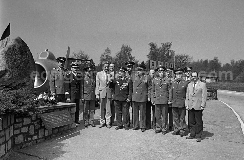 Karlshagen: Colonel Mikhail Petrovich Dewjatajew with members of the LSK air force stationed on the island - air defense and the People's Navy and officers of the GSSD Group of Soviet Forces in Germany at the grove of honor of the NVA - office in Karlshagen in the state of Mecklenburg-Western Pomerania on the territory of the former GDR, German Democratic Republic