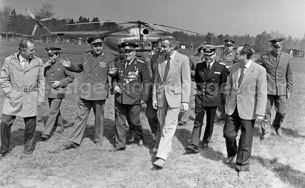 GDR photo archive: Karlshagen - Colonel Mikhail Petrovich Dewjatajew with members of the LSK air force stationed on the island - air defense and the People's Navy and officers of the GSSD Group of Soviet Forces in Germany at the grove of honor of the NVA - office in Karlshagen in the state of Mecklenburg-Western Pomerania on the territory of the former GDR, German Democratic Republic